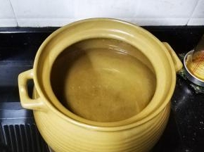 煲里放入足量水