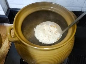 水烧开后放入腌好的香米、瑶柱丝