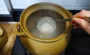 放入米后要不停搅拌，免得粘底