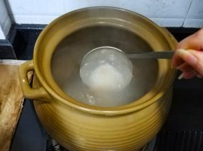 放入米后要不停搅拌，免得粘底