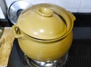 转中大火，盖子留个开口（如图）煲1小时