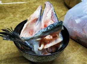 鱼头去腮洗净控干水分，并用厨房纸将水分擦干，均匀涂抹盐和放入姜丝腌一会