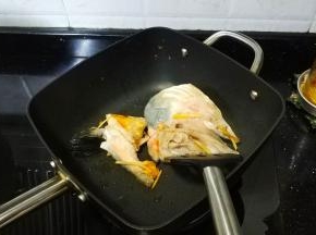 不粘锅热油放上三文鱼头，煎至两边金黄