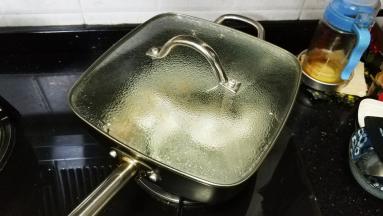 倒入开水，放上少许盐，盖上盖子煮5分钟
