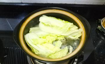 将三文鱼头和汤倒入沙锅里