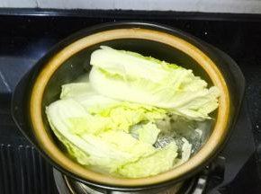 将三文鱼头和汤倒入沙锅里