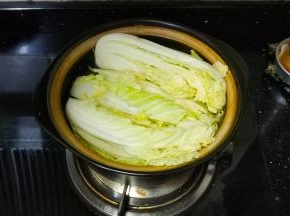 放入洗干净的娃娃菜，盖上盖子煮5分钟，最后试味再调料