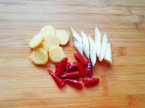 大葱切成段，生姜切成片，干红辣椒掰成两半。
