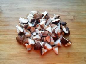 香菇洗干净切成小块。