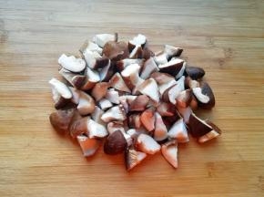 香菇洗干净切成小块。