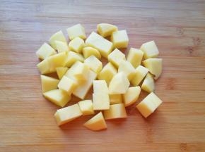 土豆去皮洗干净切成小块，用凉水泡上备用。