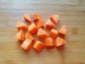 胡萝卜去皮洗干净切成小块。