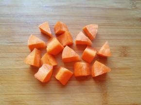 胡萝卜去皮洗干净切成小块。