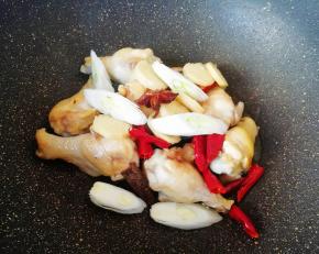 下入葱、姜、干红辣椒、八角和桂皮炒香。