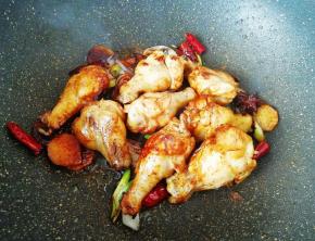 加入红烧酱油翻炒上色。