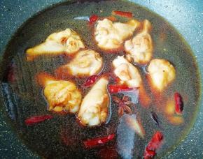 加入开水没过鸡翅根烧开。