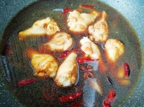 加入开水没过鸡翅根烧开。