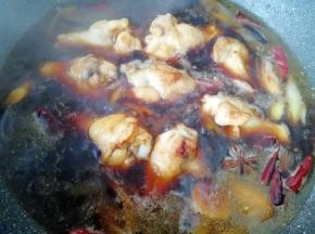 放盐调味，中小火炖煮10分钟。
炖鸡翅根的时间里淘好大米，按平时做米饭的水量加好备用。