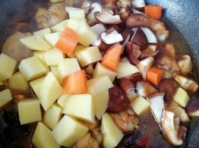 下入准备好的蔬菜翻炒均匀，放盐和鸡精调味(味道要比平时吃的重一些)。