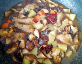 把炒好鸡翅根和蔬菜连带汤汁一起倒进准备好的大米里面，放入电饭锅，按正常煮饭键即可。