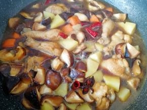 把炒好鸡翅根和蔬菜连带汤汁一起倒进准备好的大米里面，放入电饭锅，按正常煮饭键即可。