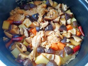 电饭锅自动跳转至保温以后，停几分钟再打开锅盖，香味扑鼻而来。