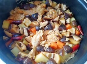 电饭锅自动跳转至保温以后，停几分钟再打开锅盖，香味扑鼻而来。