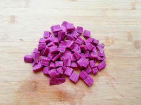 紫薯去皮洗干净切成小块。