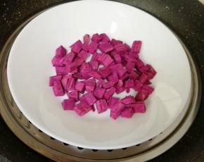 上锅蒸10分钟取出晾凉备用。