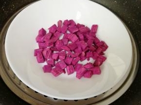 上锅蒸10分钟取出晾凉备用。