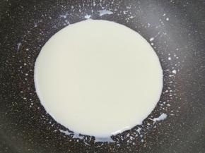 将淡奶油、纯牛奶和细砂糖一起放进锅里，开最小火加热，搅动至细砂糖完全融化关火。