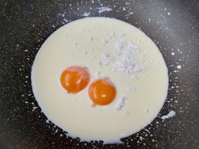 晾凉以后加入蛋黄和低筋面粉搅拌均匀。