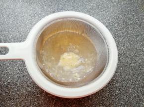 过一下筛滤出蛋筋和小面疙瘩，蛋挞液完成。