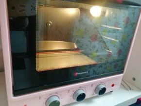 烤箱上下管200度预热。