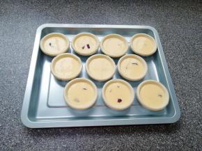  倒入蛋挞液，8分满即可。