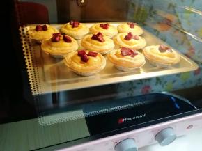  继续送入烤箱，上下管210度烤15分钟。