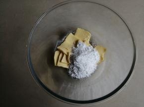 黄油切小块，在室温下软化，倒入糖粉