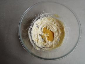 用电动打蛋器的打蛋头将黄油和糖粉先混合一下，再启动电源，将黄油打发至颜色变浅，体积膨松，将鸡蛋液分3次倒入