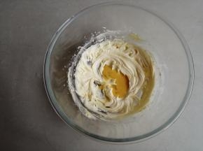 用电动打蛋器的打蛋头将黄油和糖粉先混合一下，再启动电源，将黄油打发至颜色变浅，体积膨松，将鸡蛋液分3次倒入