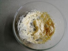 每倒入一次，用打蛋器打发几下，混合好后就再倒入蛋液