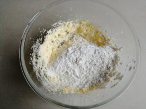 将面粉过筛进去