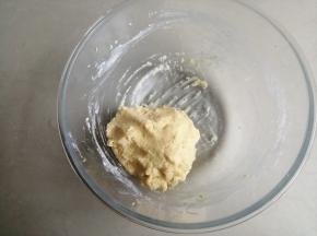 用刮刀压拌成团即可，室温高的话放入冰箱冷藏松驰15分钟