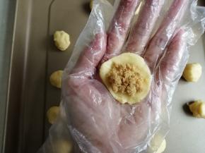 分成19份，每份都搓圆。将小面团压扁，放上肉松