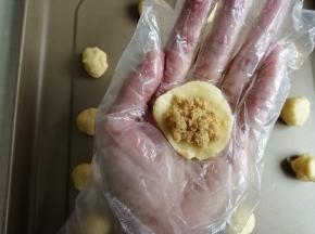 分成19份，每份都搓圆。将小面团压扁，放上肉松