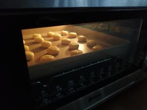 放入已经预热到160度的东菱K40C烤箱中下层，烘烤20分钟左右