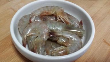 鲜虾去头去沙线备用。