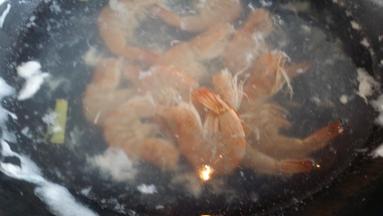 锅里烧水氽烫虾捞出沥干水分备用。