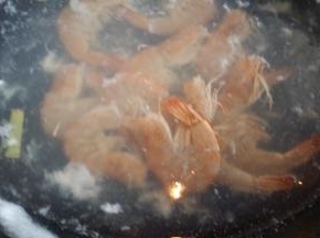 锅里烧水氽烫虾捞出沥干水分备用。