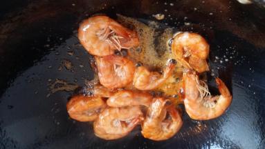 锅里加适量油将虾煎出红油捞出备用。