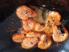 锅里加适量油将虾煎出红油捞出备用。